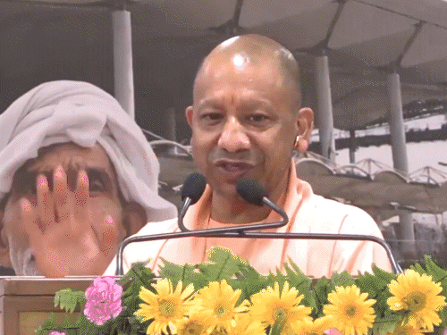 नोएडा के जेवर इंटरनेशनल एयरपोर्ट से उड़ानें शुरू, जमीन देने वाले किसानों ने भरी पहली फ्लाइट