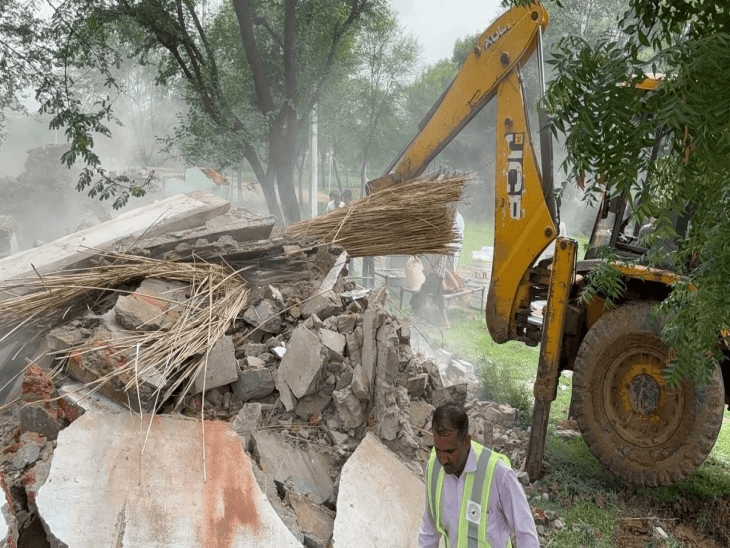 दौसा बस अग्निकांड के बाद प्रशासन सख्त: एक्सप्रेस-वे और हाईवे से हटाए गए 38 अवैध अतिक्रमण