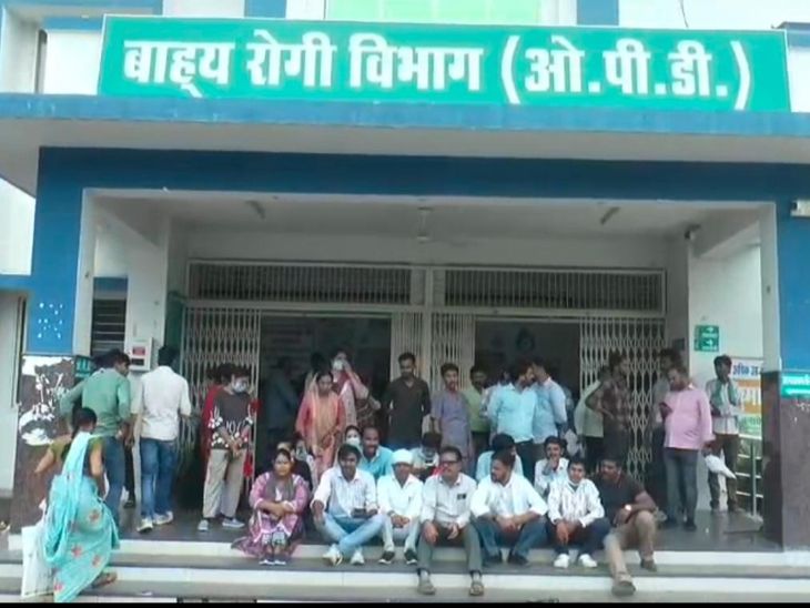 ग्वालियर: मुरार जिला अस्पताल में आउटसोर्स कर्मचारियों का फूटा गुस्सा, दो महीने के वेतन और एरियर के लिए किया प्रदर्शन