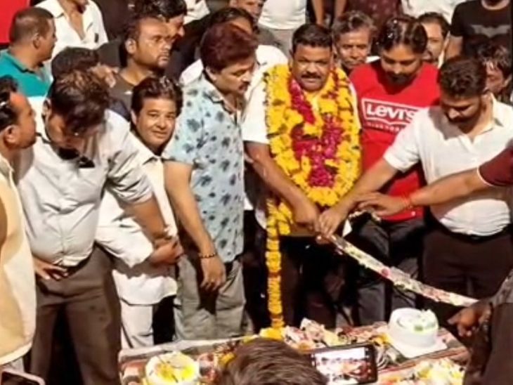 सागर: भाजपा पार्षद पति ने तलवार से काटा जन्मदिन का केक, पुलिस ने दर्ज किया मामला