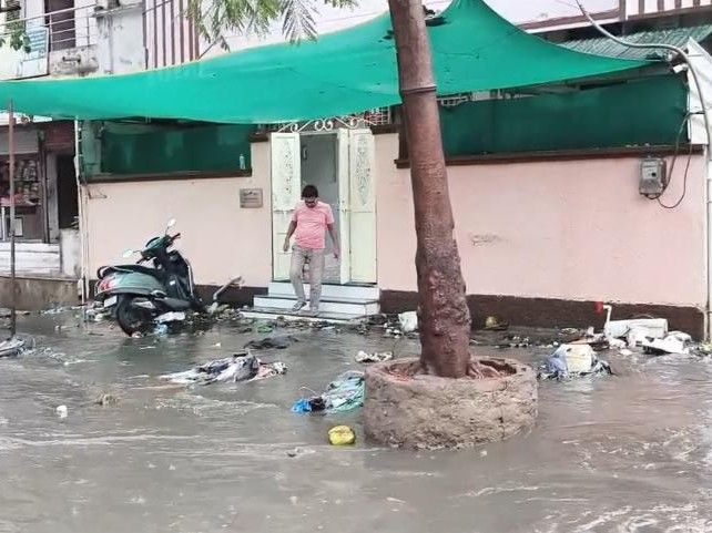 बड़वानी में सीवरेज प्रोजेक्ट की पोल खुली: बारिश में सड़कों पर बह रहा गंदा पानी, पार्षद ने मांगा जवाब