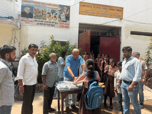 कानपुर: सपा विधायक ने स्कूल के बाहर बांटे बच्चों को गिफ्ट, प्रिंसिपल पर हुई कार्रवाई के बाद बरती सावधानी