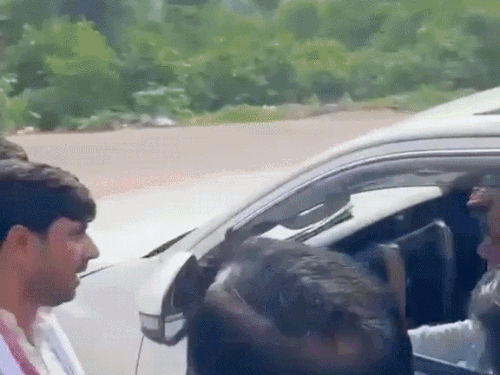 अलवर: बदहाल सड़कों के खिलाफ अनोखा विरोध, मंत्रियों के मुखौटे पहन गड्ढों में बैठे युवा
