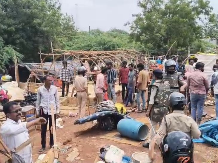 आगर मालवा: गोचर भूमि पर चला प्रशासन का बुलडोजर, भारी पुलिस बल की मौजूदगी में हटाया गया अवैध कब्जा