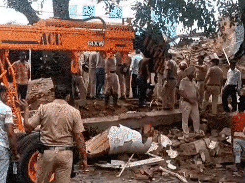 चंडीगढ़ में 54 साल पुरानी इमारत ढही, मलबे में दबकर दो लोगों की मौत