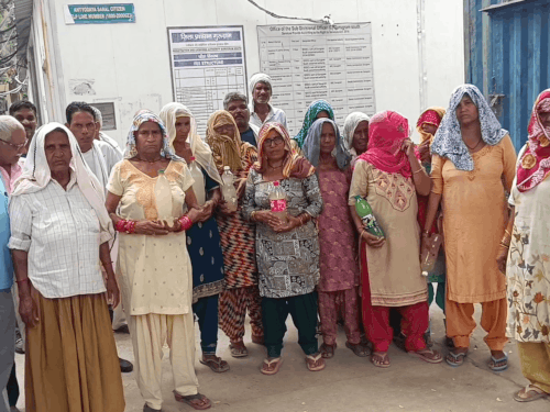 गुरुग्राम: 15 दिनों से गंदा पानी पीने को मजबूर दलित बस्ती के लोग, प्रशासन को दी आंदोलन की चेतावनी