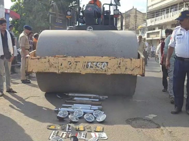 खंडवा में बुलेट के शोर पर पुलिस का प्रहार: 54 मॉडिफाइड साइलेंसर रोड रोलर से किए गए नष्ट