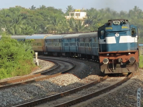 मुंबई में भारी बारिश का असर: रतलाम मंडल से गुजरने वाली तीन ट्रेनें रद्द, कई के रूट बदले