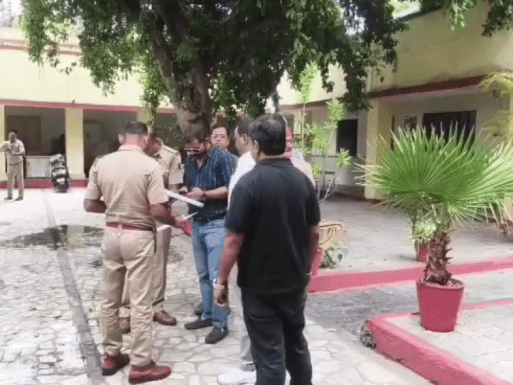 लखनऊ रोड शो में हनुमान का रूप धारण कर कलाकार के नाचने पर विवाद, उदयपुर में बीजेपी नेताओं के खिलाफ शिकायत