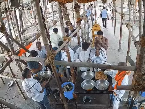 परभणी हनुमान मंदिर में बड़ा हादसा: छत गिरने से 6 श्रद्धालुओं की मौत, कई लोगों के फंसे होने की आशंका
