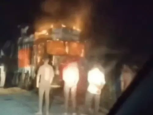 सूरजपुर में दर्दनाक हादसा: शादी में जा रहे 4 दोस्त ट्रक से टकराए, 3 की मौत; गुस्साए ग्रामीणों ने ट्रक फूंका