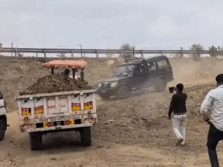 शिवपुरी में अवैध खनन पर कार्रवाई के दौरान तहसीलदार को गोली मारने की धमकी, तीन आरोपी गिरफ्तार; मकान पर चला बुलडोजर
